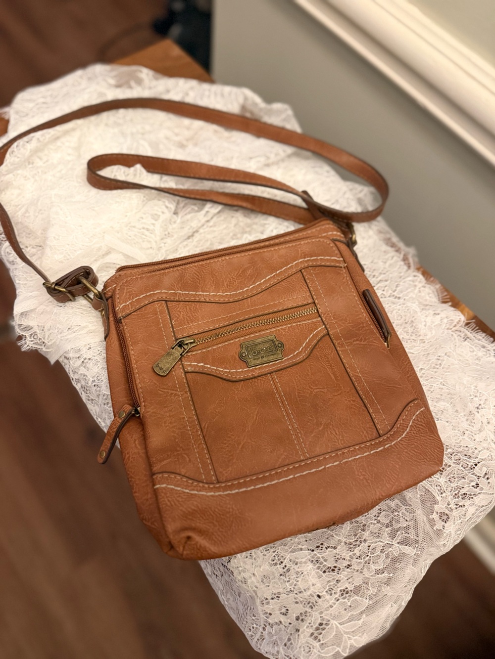 b.o.c Brown Crossbody Bag Zip Closure Adjustable Detachable Strap Inner Pockets